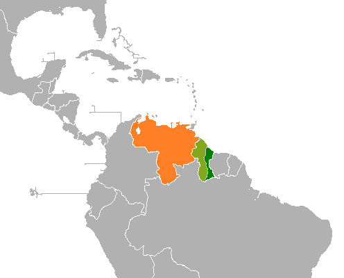 Het gebied (lichtgroen) ten westen van de rivier Essequibo wordt betwist tussen Guyana (donkergroen) en Venezuela (oranje). Map: Aquinter082/CC BY-SA 4:0